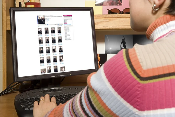 Estudiante usando una computadora —  Fotos de Stock