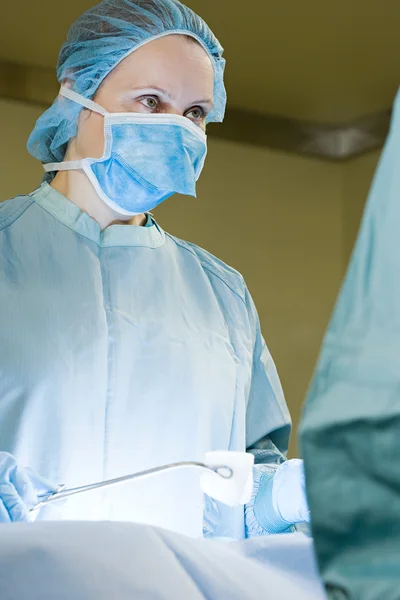 Cirurgião executando operação — Fotografia de Stock