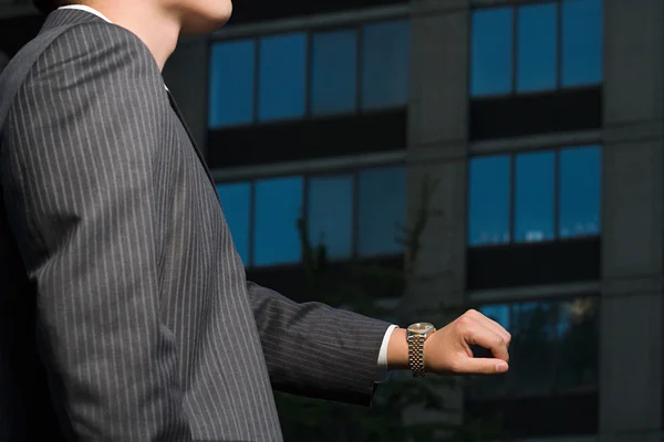 Businessman waiting in evening city — Stock Photo, Image