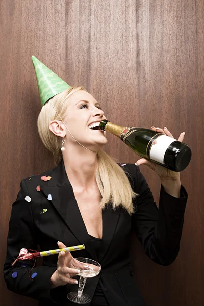 Businesswoman drinking champagne — Stock Photo, Image