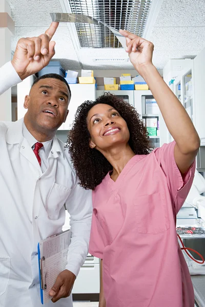 Dentist and dental nurse looking at x ray — Stock Photo, Image