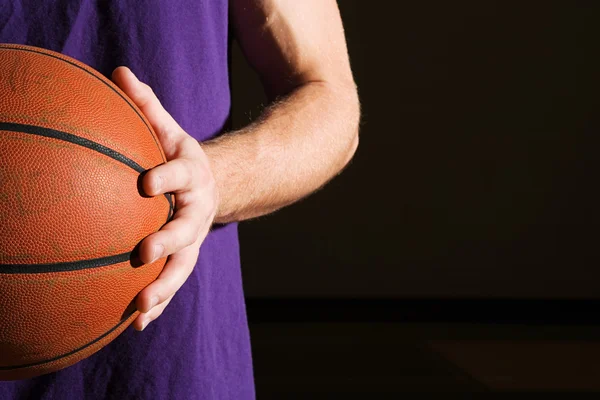 Man holding basketball — Stock Photo, Image