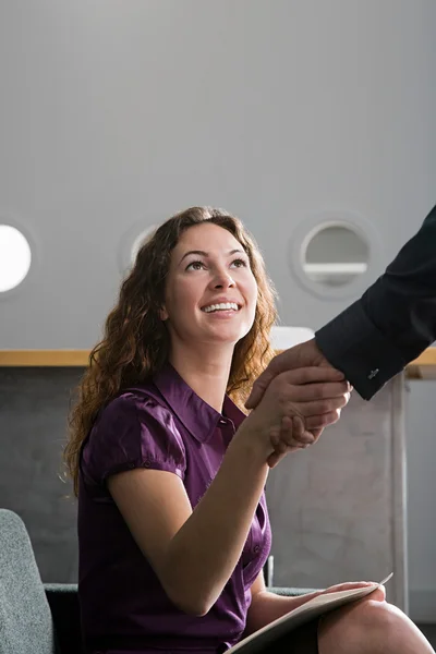 Woman shaking hands in office — Stock Photo, Image