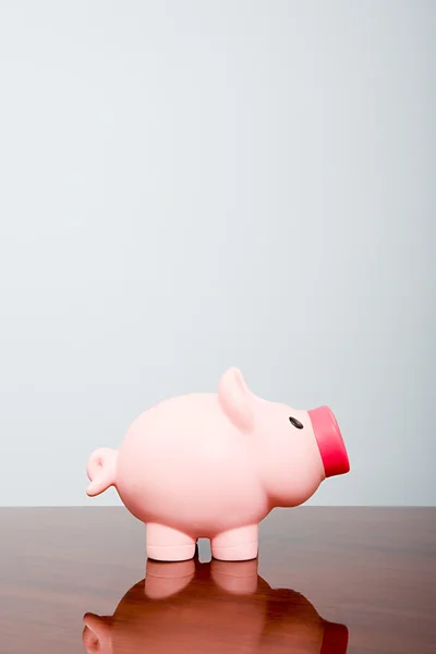 Piggy bank di atas meja — Stok Foto