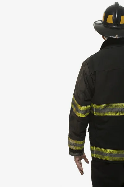 Portret van een brandweerman permanent terug — Stockfoto