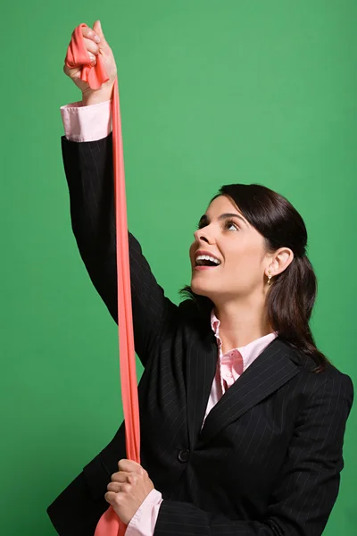 Mulher de negócios olhando para uma fita — Fotografia de Stock