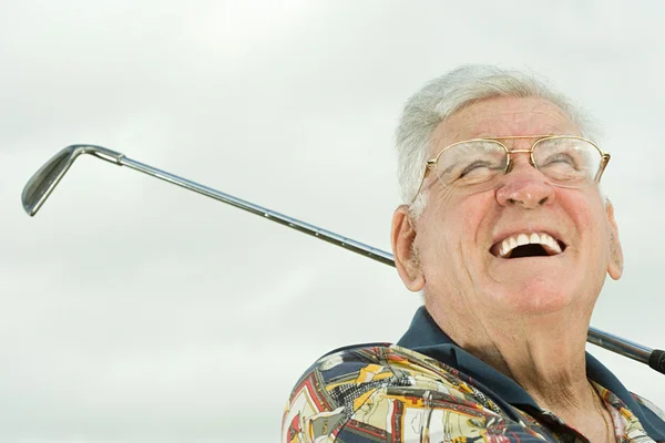 Старший играет в гольф — стоковое фото