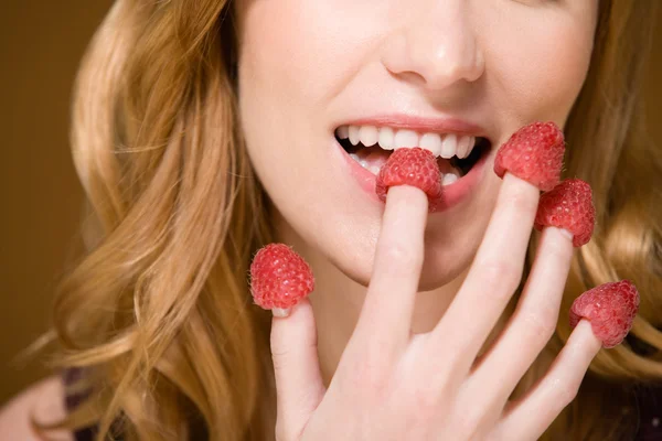 Mujer comiendo frambuesas — Foto de Stock