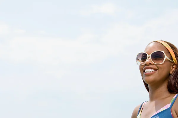 Γυναίκα, φορώντας γυαλιά ηλίου που είναι χαμογελώντας — Φωτογραφία Αρχείου