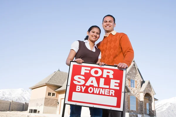 Par håll en för försäljning tecken — Stockfoto