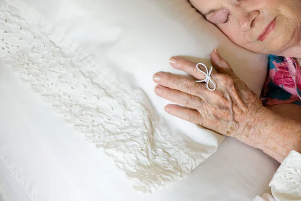 Oudere vrouw slapen met string op haar vinger — Stockfoto