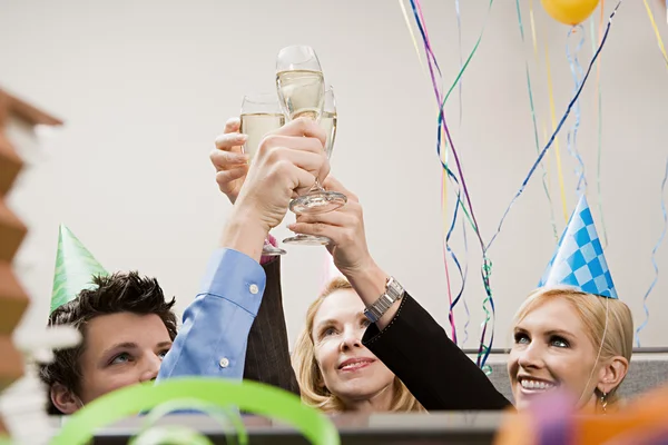 Três trabalhadores de escritório brindam com champanhe — Fotografia de Stock