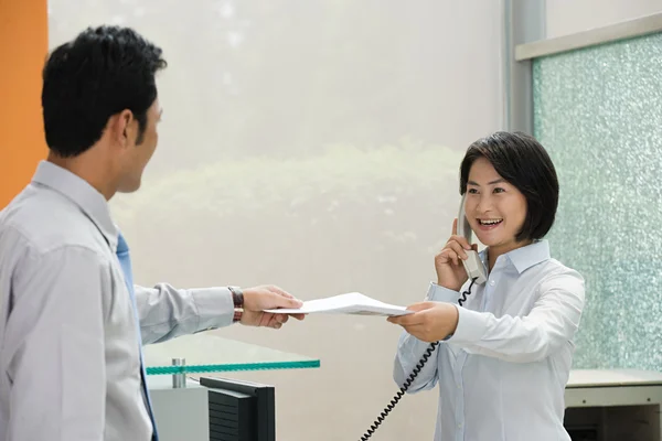 Two chinese office workers — Stock Photo, Image