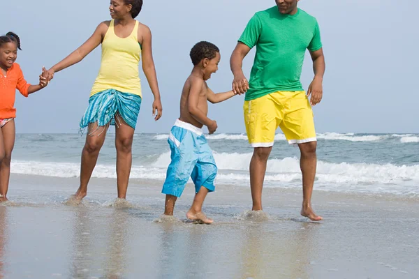 Familia caminando por la playa —  Fotos de Stock