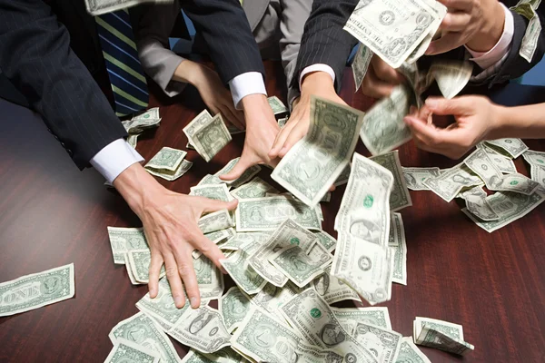 Biznesmeni przyciągające pieniądze — Zdjęcie stockowe