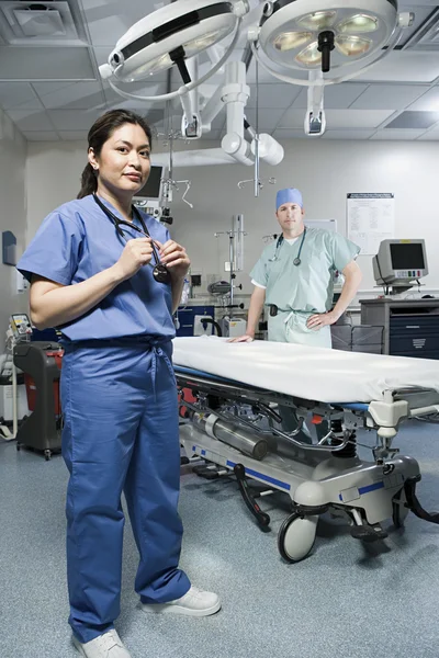 Хірурги в операційному театрі — стокове фото