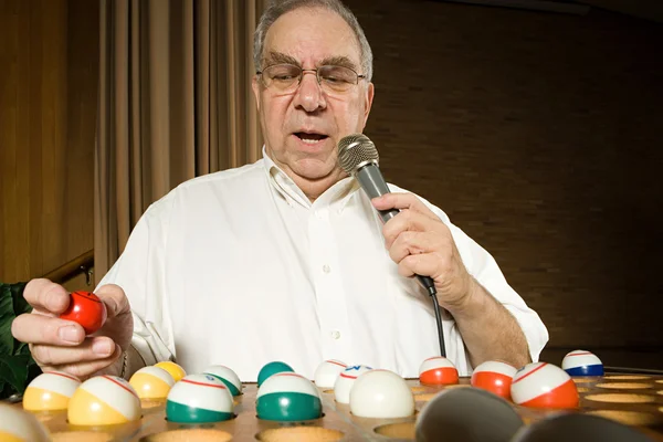 Chamador de bingo no trabalho — Fotografia de Stock