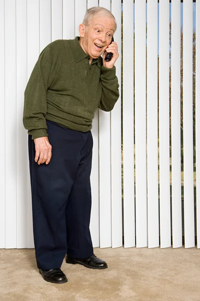 Oudere man praten aan de telefoon — Stockfoto