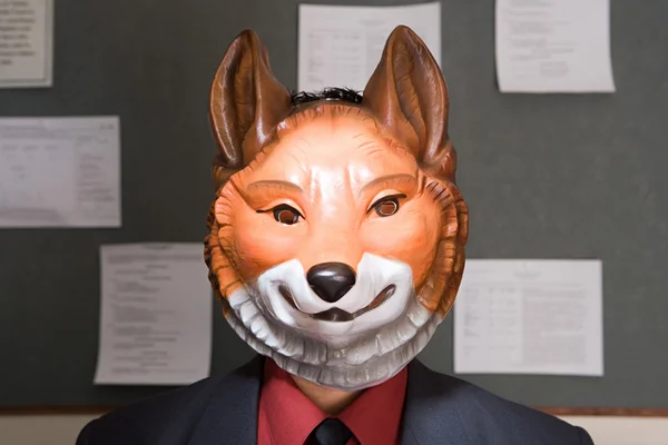 Trabajador de oficina usando una máscara — Foto de Stock