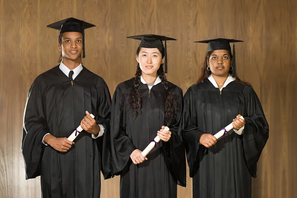 Студенты на выпускной церемонии — стоковое фото
