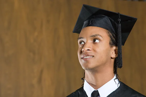 Mężczyzna absolwent patrząc — Zdjęcie stockowe