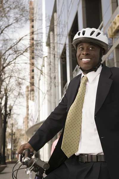 Affärsman med cykel nära skyskrapa — Stockfoto
