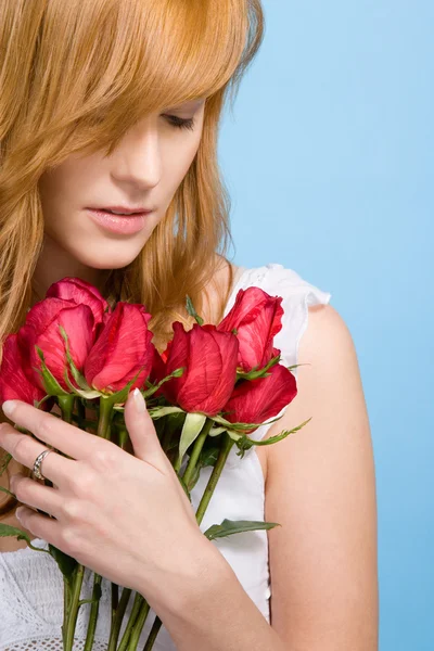 Vrouw met bloemen in handen — Stockfoto