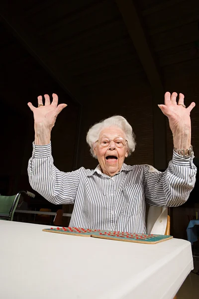 Starší žena hrát bingo — Stock fotografie
