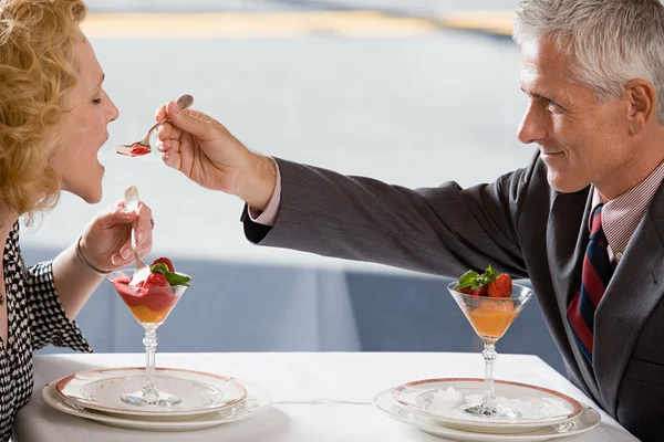 Dessert vervoederen aan vrouw man — Stockfoto