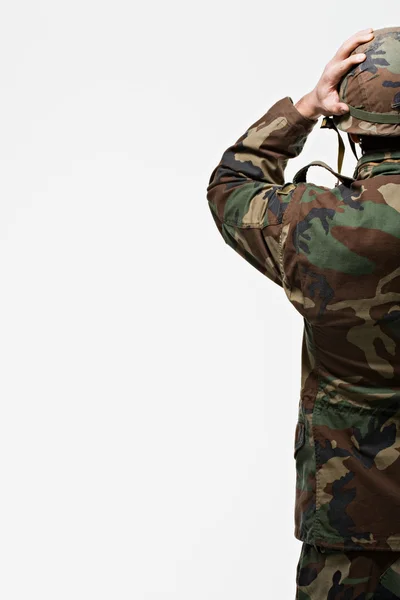 ヘルメットを身に着けている兵士の背面図 — ストック写真