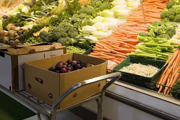 Groenten op een plank in de supermarkt — Stockfoto