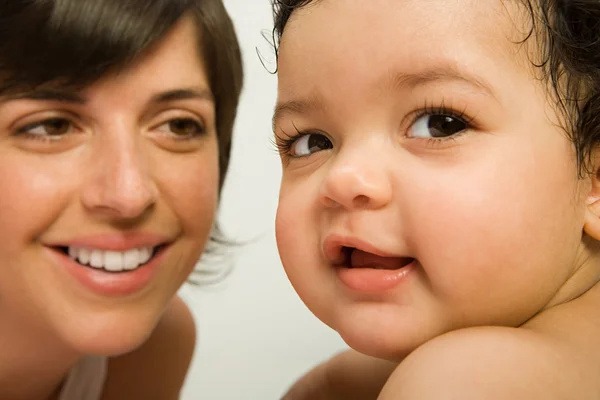 Moeder en baby lacht op camera — Stockfoto