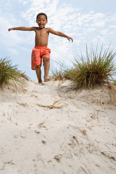 Niño caminando por la duna —  Fotos de Stock