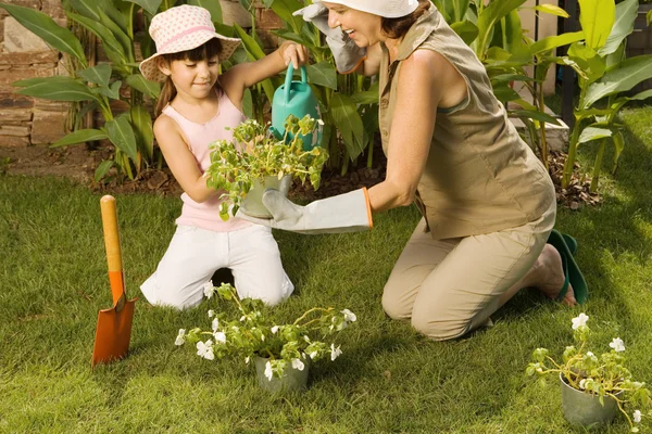Meisje en grootmoeder tuinieren — Stockfoto