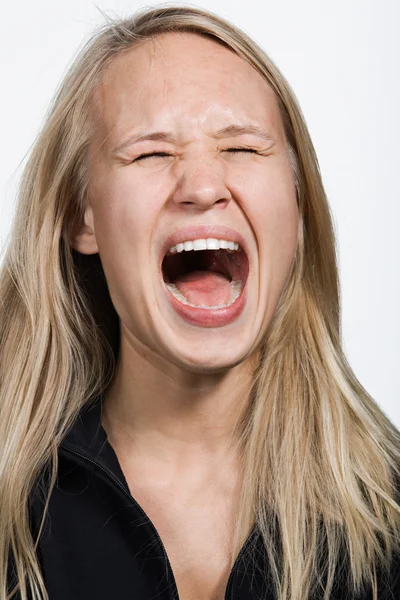 Молодая белая женщина кричит — стоковое фото