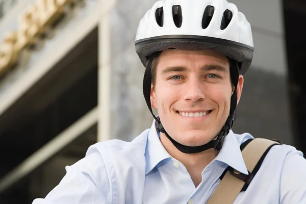 Cyklist bär hjälm leende — Stockfoto