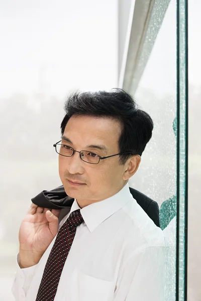 Sério olhando homem de negócios em óculos — Fotografia de Stock