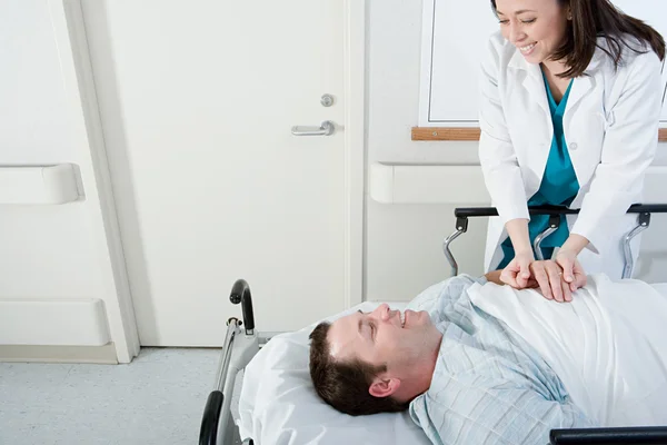 Médico e paciente no corredor — Fotografia de Stock