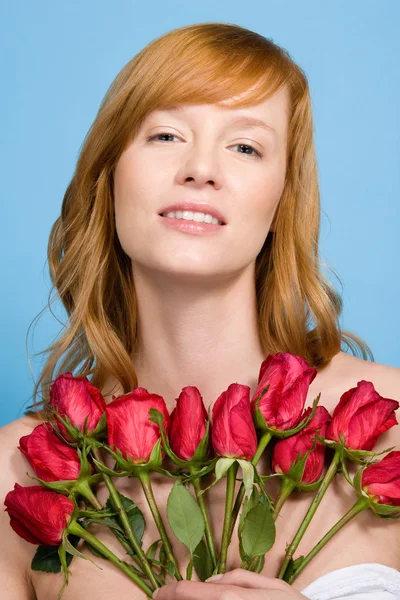 Woman holding roses — Stock Photo, Image
