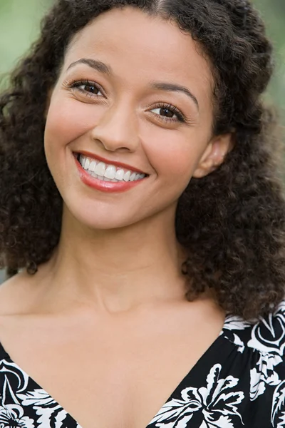 Retrato de una mujer rizada sonriente — Foto de Stock