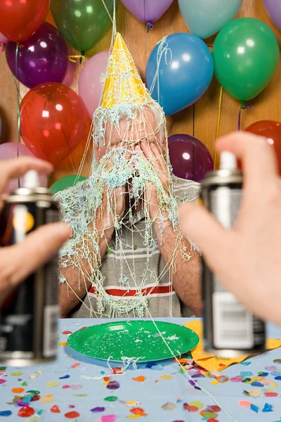 Senior homem em uma festa — Fotografia de Stock