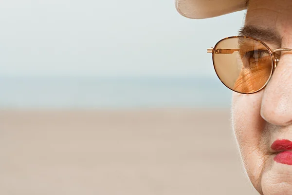 Detalhe da mulher idosa usando óculos — Fotografia de Stock