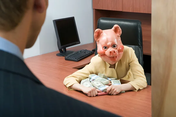 Empresária em máscara de porco segurando dinheiro — Fotografia de Stock