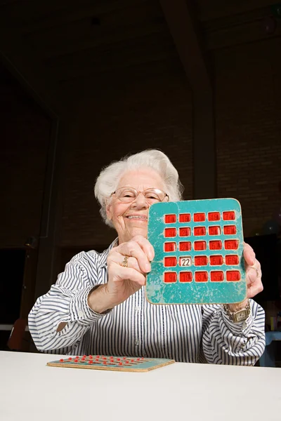 Mulher sênior jogando bingo — Fotografia de Stock