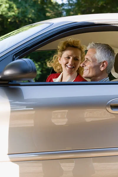 Mature couple smiling in car — Stock Photo, Image