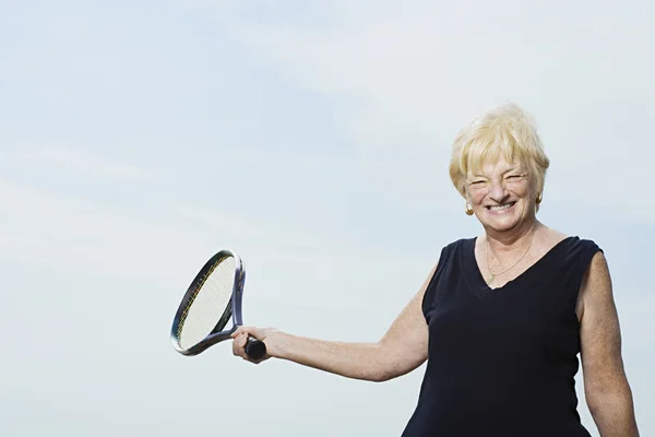 Mujer mayor con raqueta de tenis —  Fotos de Stock