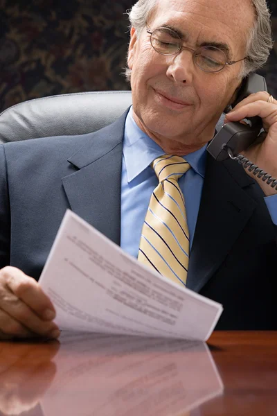 Businessman talking on telephone — Stock Photo, Image