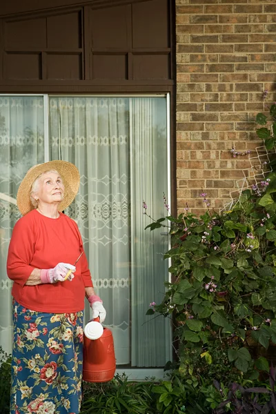 Seniorin bei der Gartenarbeit — Stockfoto