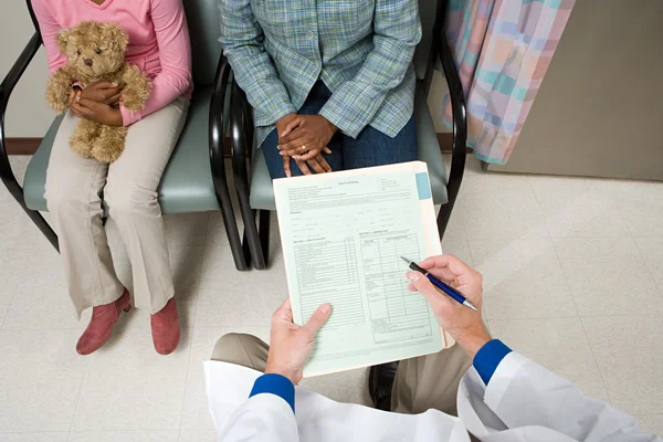 Doctor consulting parent and child — Stock Photo, Image