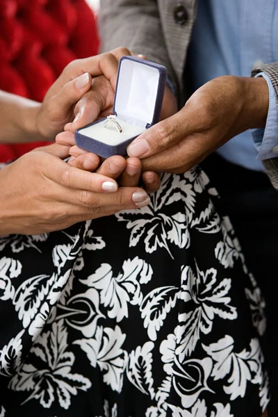 Man vraagt vrouw ten huwelijk — Stockfoto